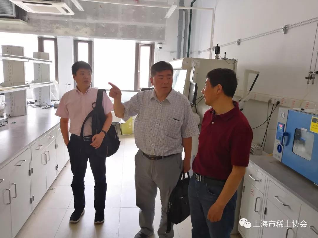 上海稀土两会对复旦大学化学系和上海大地熊公司进行调研